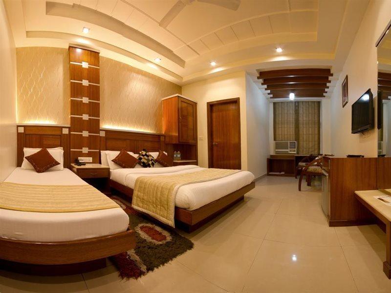 Hotel Aster Inn New Delhi Bagian luar foto