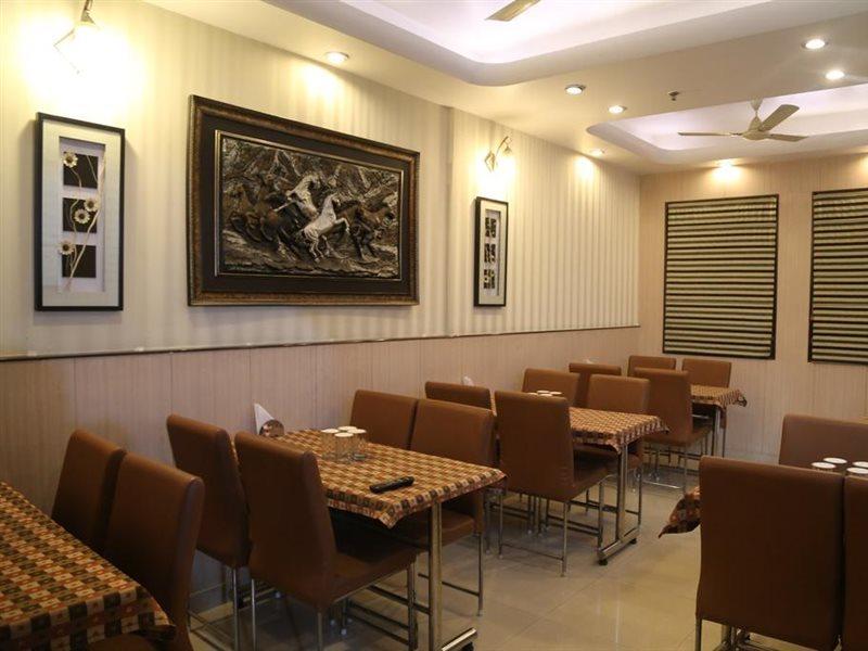 Hotel Aster Inn New Delhi Bagian luar foto