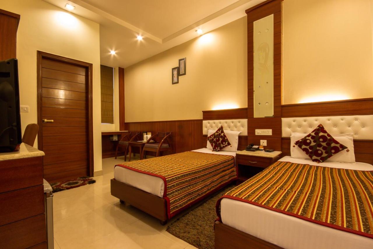 Hotel Aster Inn New Delhi Bagian luar foto