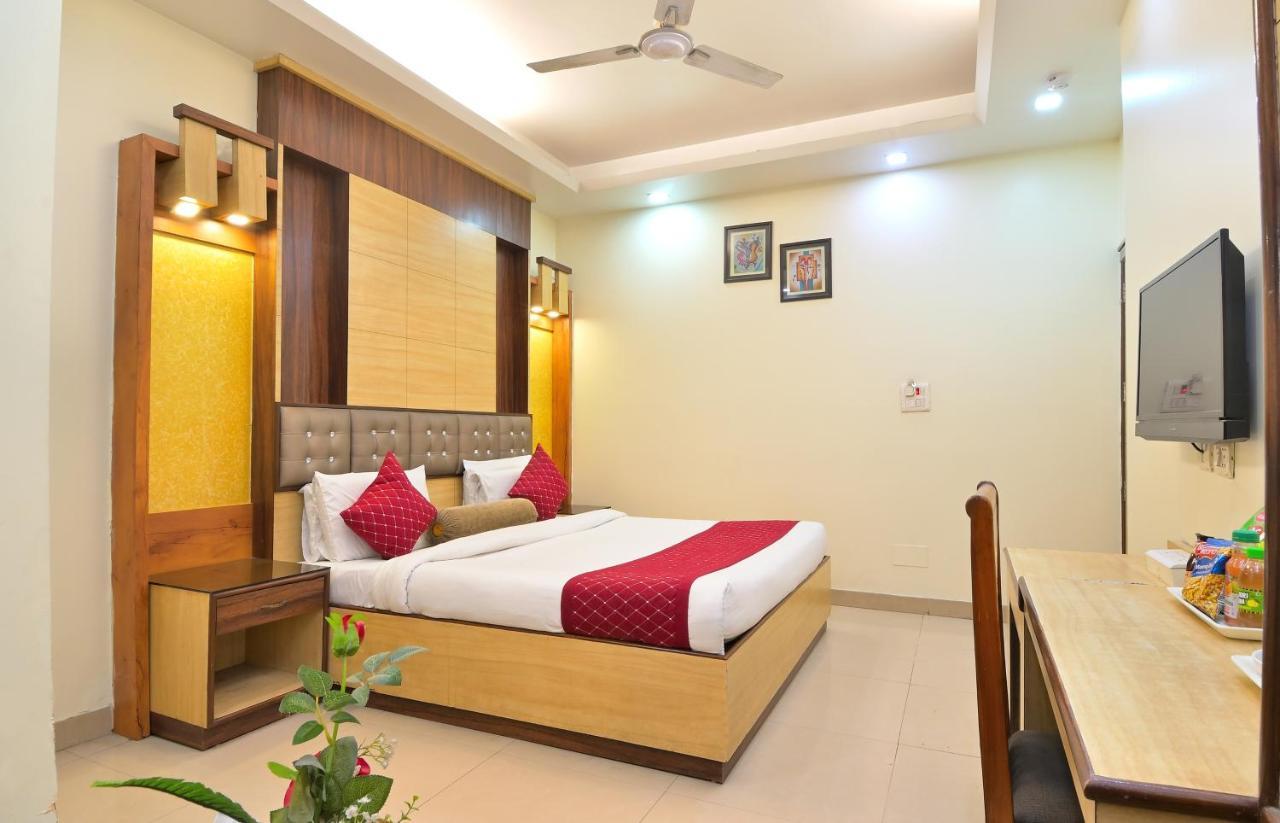 Hotel Aster Inn New Delhi Bagian luar foto