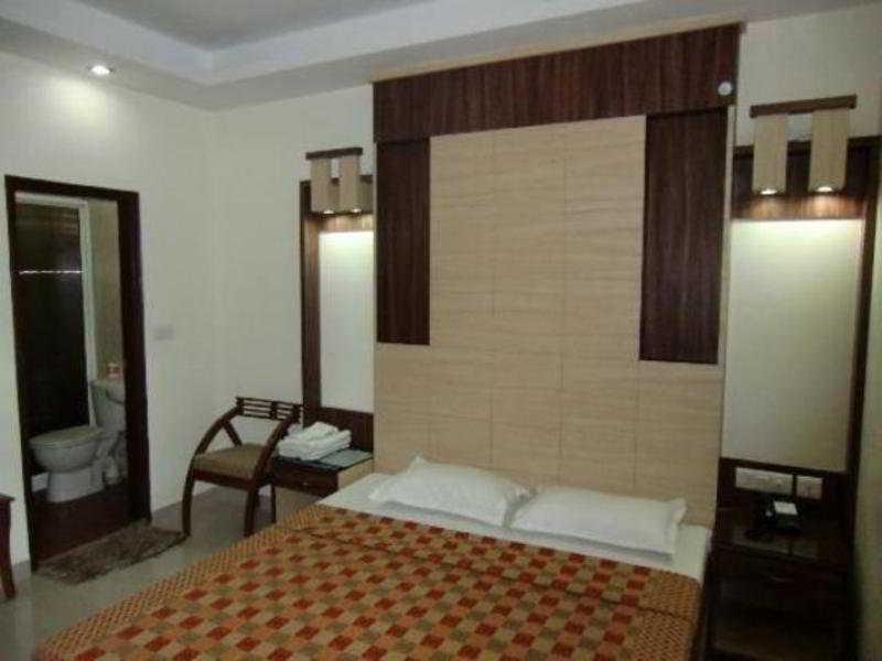 Hotel Aster Inn New Delhi Bagian luar foto