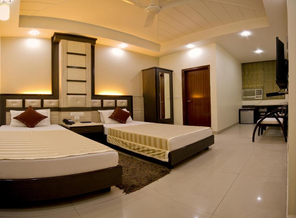 Hotel Aster Inn New Delhi Bagian luar foto