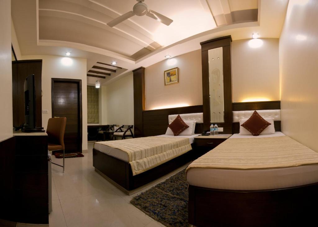 Hotel Aster Inn New Delhi Bagian luar foto